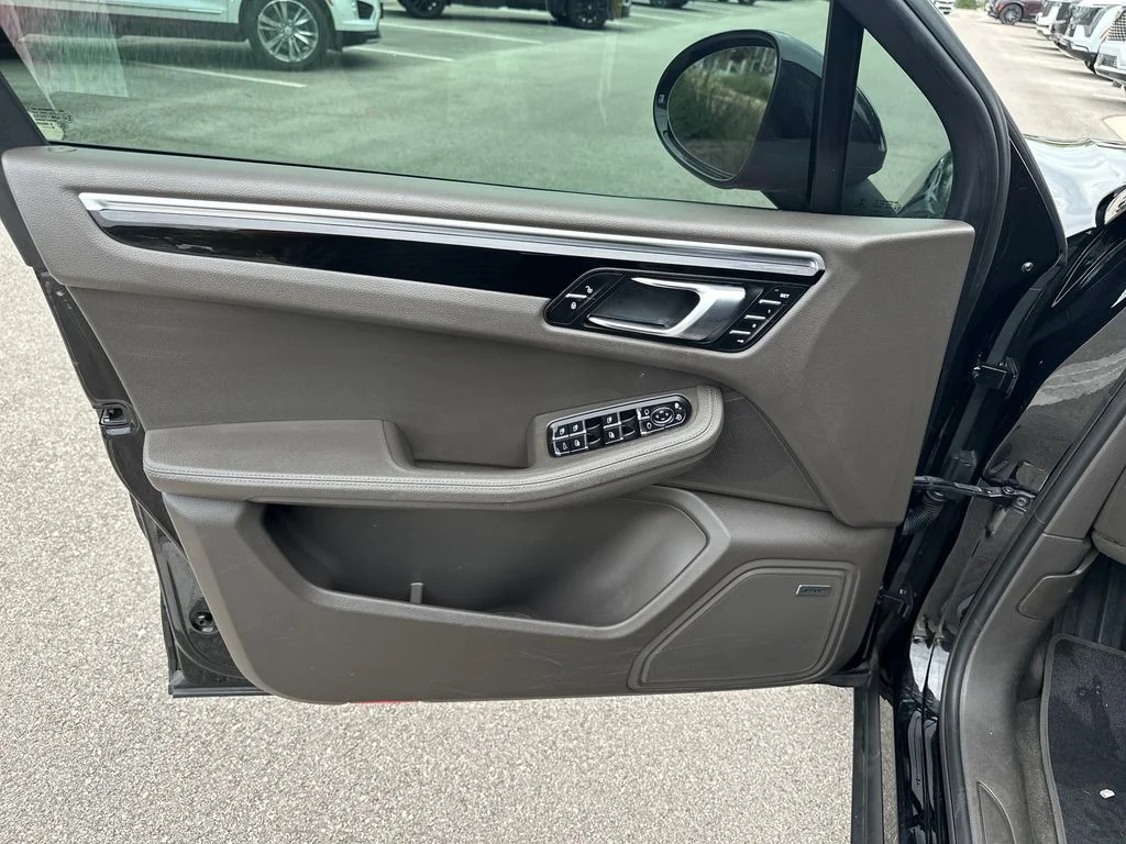 Used 2018  Porsche Base image 17