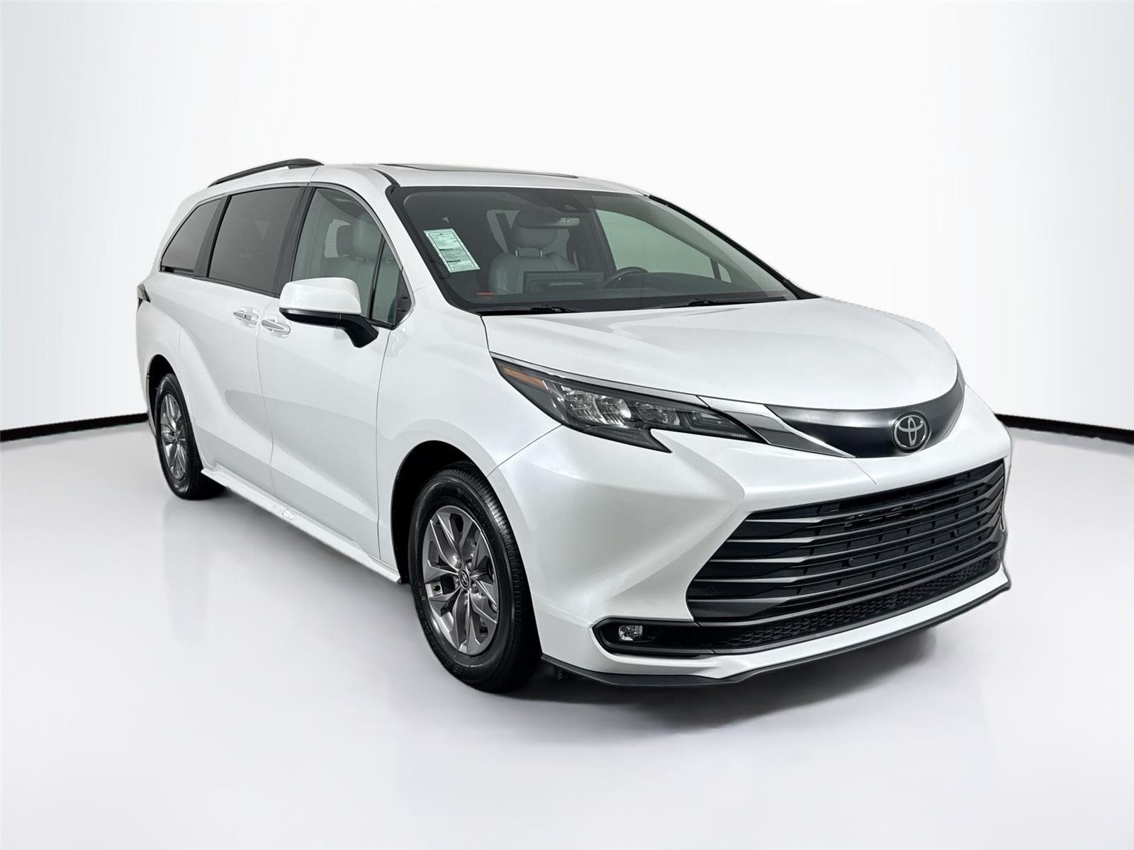 Used 2026 Wind Chill Pearl Toyota XLE 8-Passenger image 10
