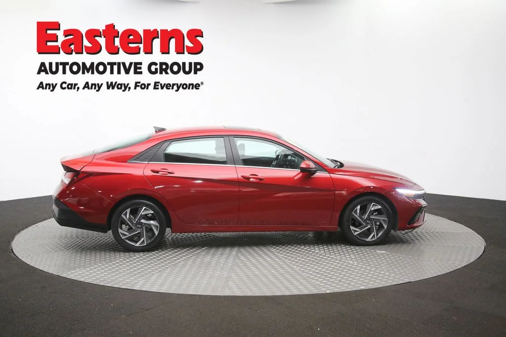 Used 2025 Red Hyundai SEL Convenience image 46