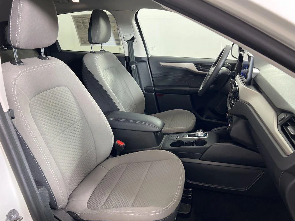 Used 2022 White Metallic Ford SE image 28