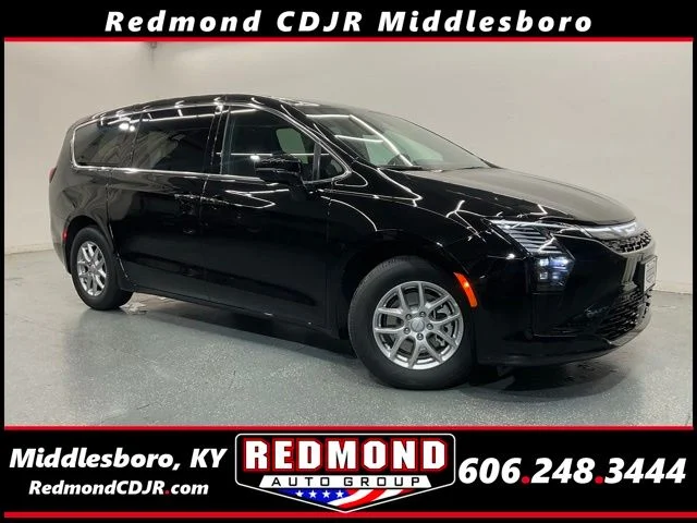 2027 Chrysler Pacifica Select's photo