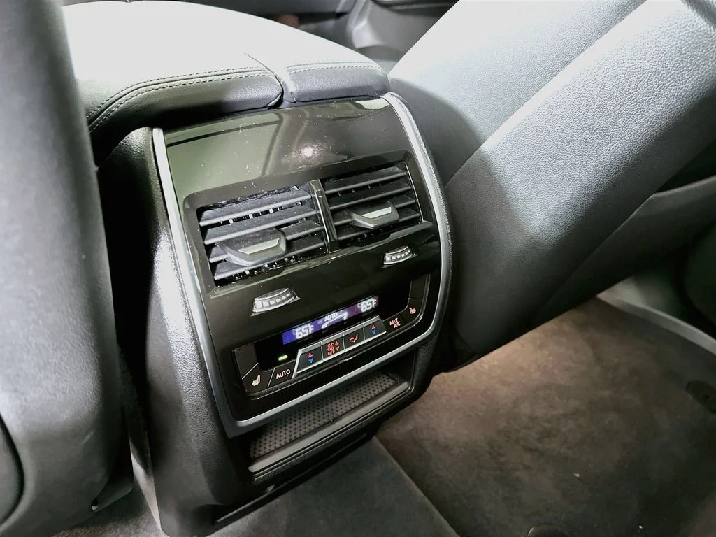 Used 2025 White Metallic BMW xDrive40i image 28