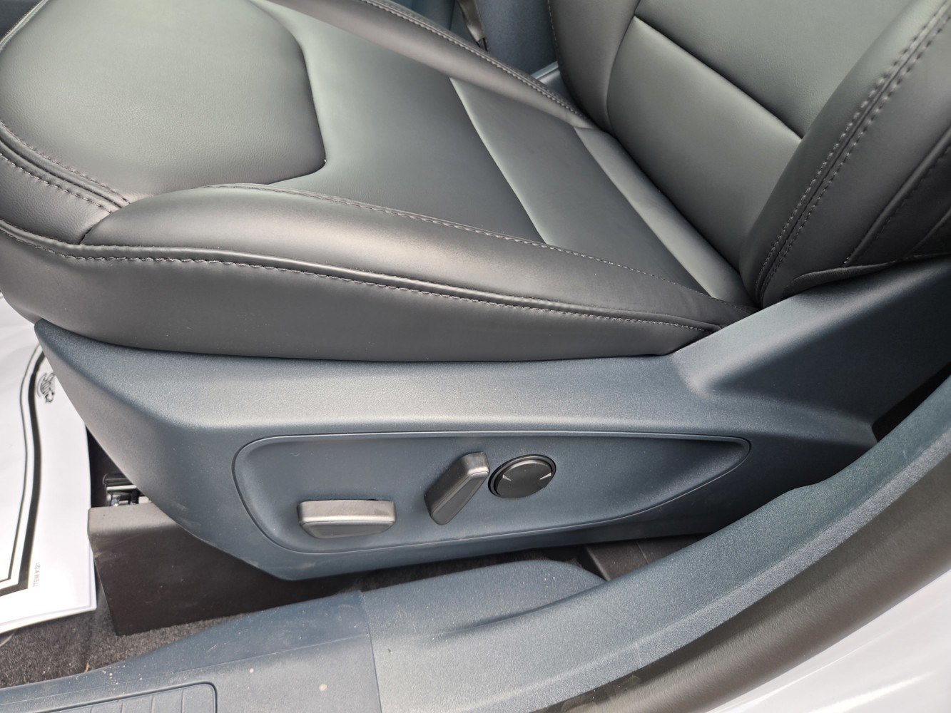 New 2026 Space White Metallic Ford LARIAT image 17