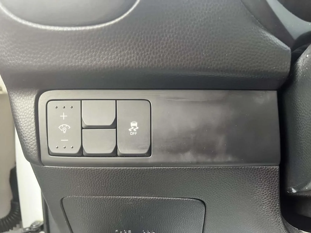 Used 2018 White Kia Base image 17