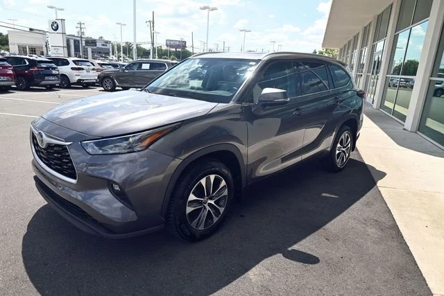 Used 2022 Gray Toyota XLE image 17
