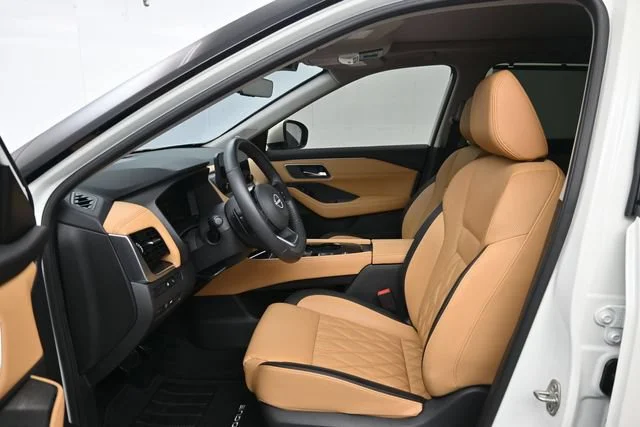 Used 2023 Pearl White Trico Nissan Platinum image 9