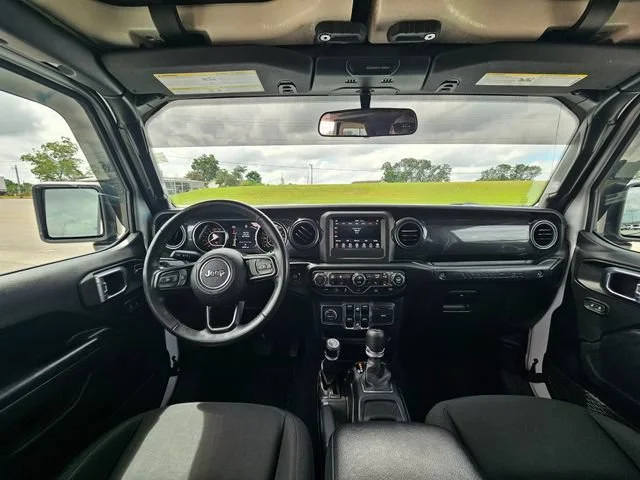 Used 2021  Jeep Unlimited Sport Altitude image 12
