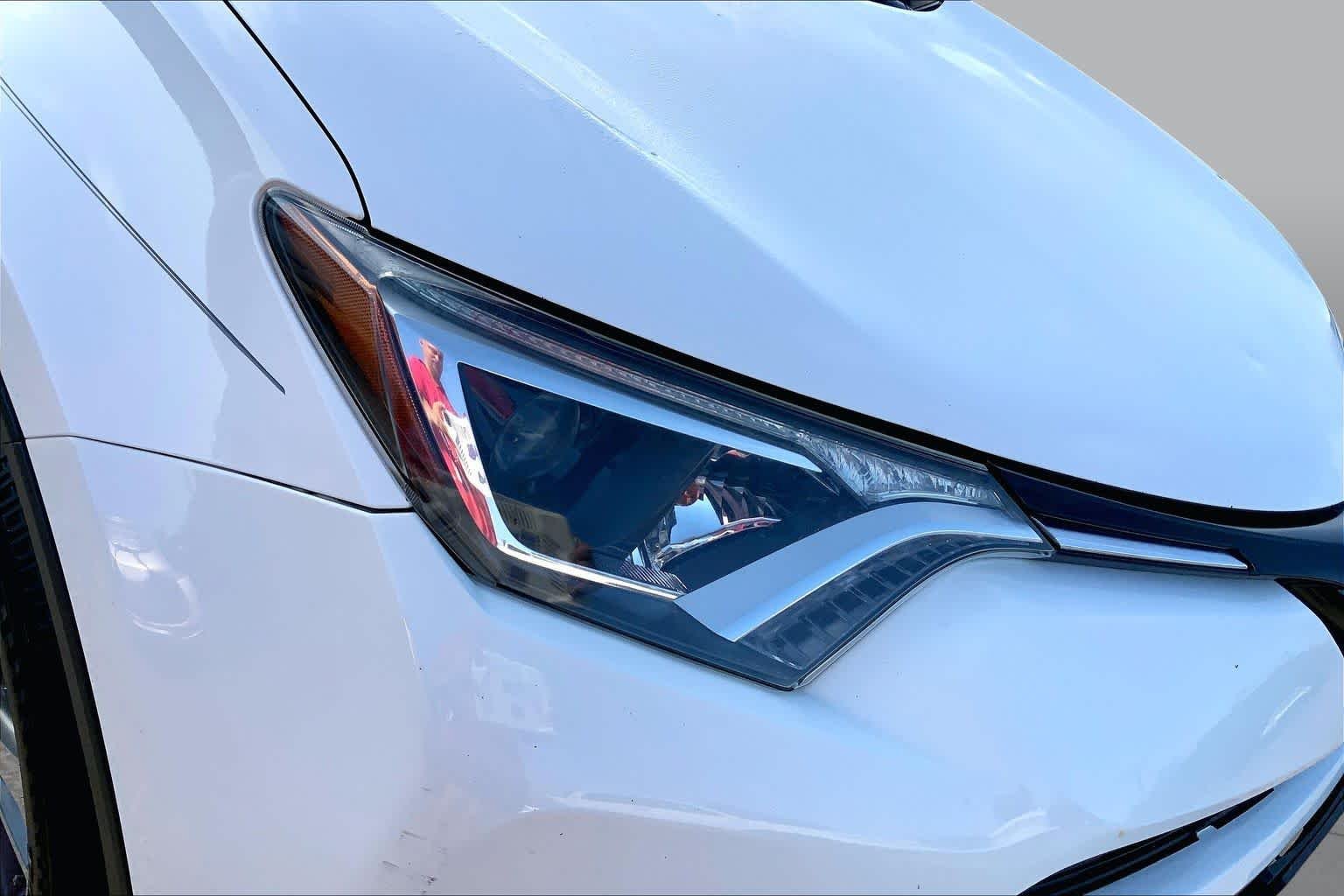 Used 2016 Super White Toyota XLE image 25