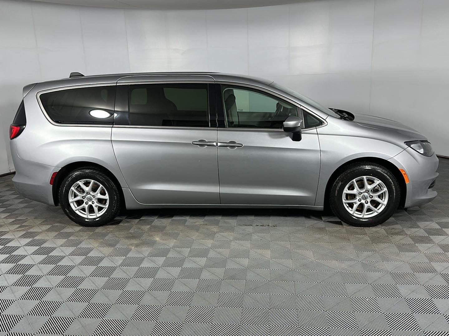 Used 2021 Billet Silver Metallic Clearcoat Chrysler LX image 25