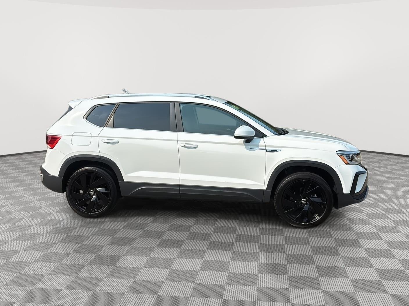 Used 2024 Pure White Volkswagen SEL image 4