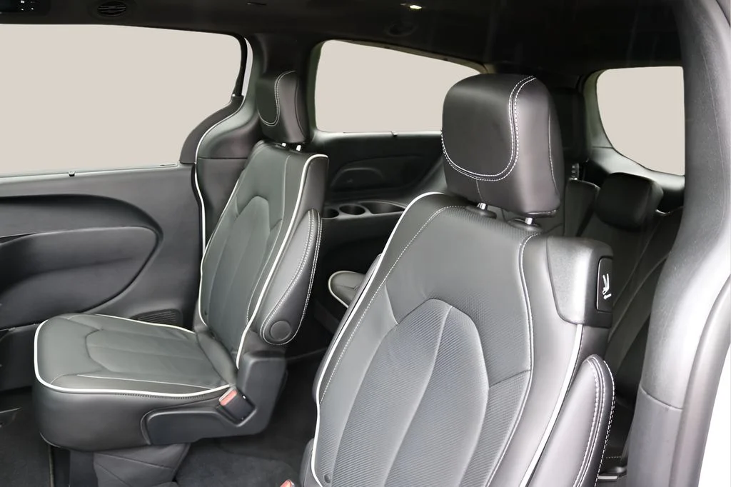 Used 2025 White Chrysler Limited image 16