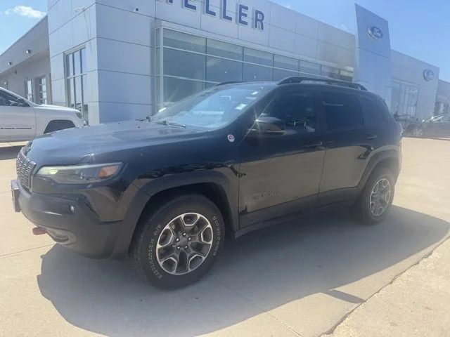 Used 2022 Diamond Black Crystal Pearlcoat Jeep Trailhawk image 3
