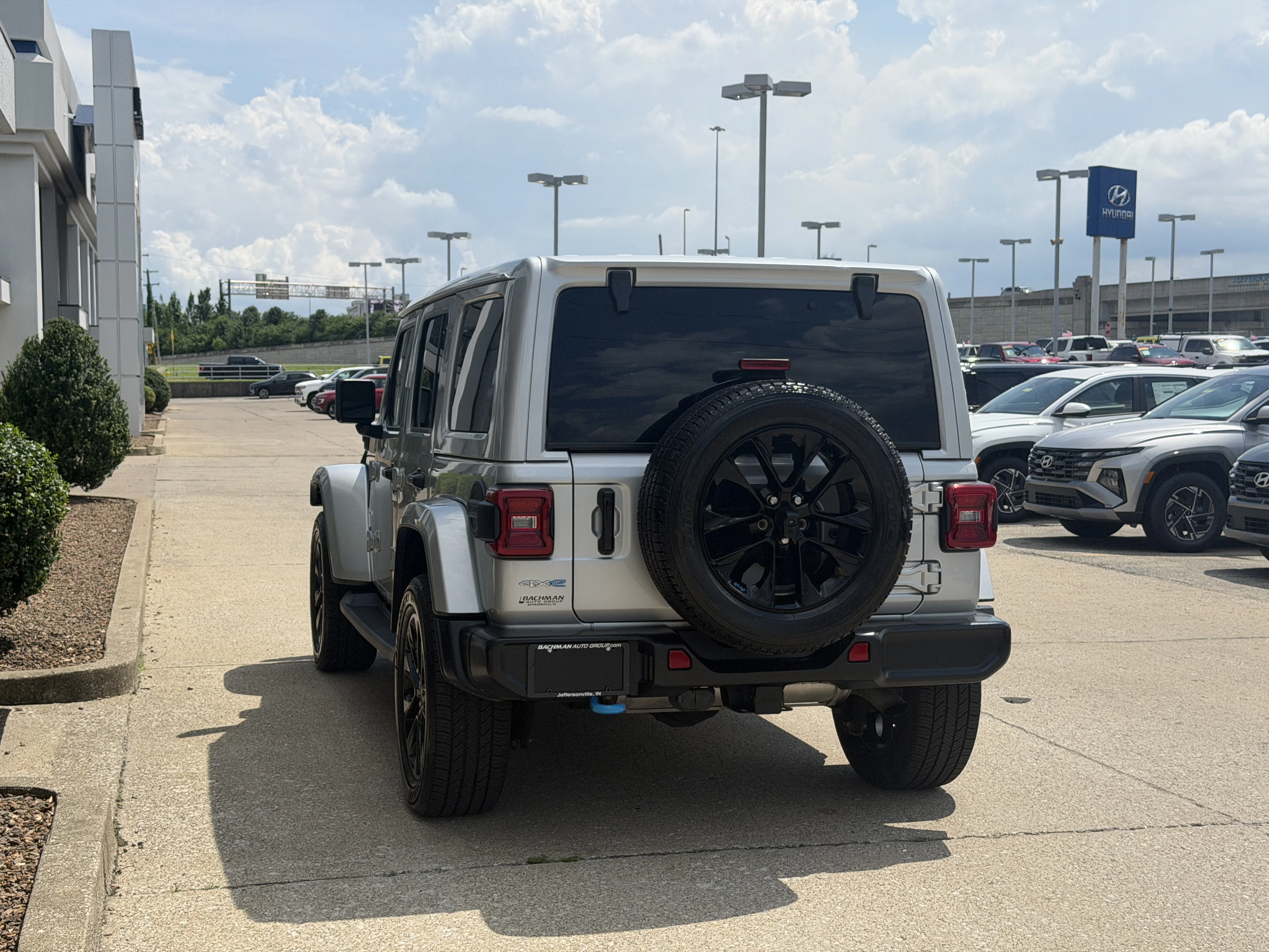 Used 2022 Silver Zynith Clearcoat Jeep Unlimited Sahara image 7