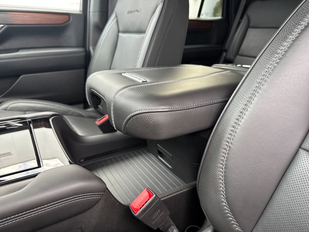 2025 GMC Yukon Denali - Photo 40