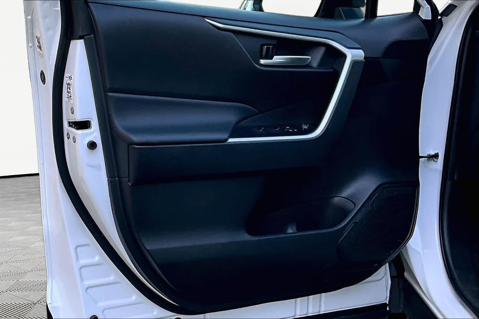 Used 2025 Ice Cap Toyota XLE image 22