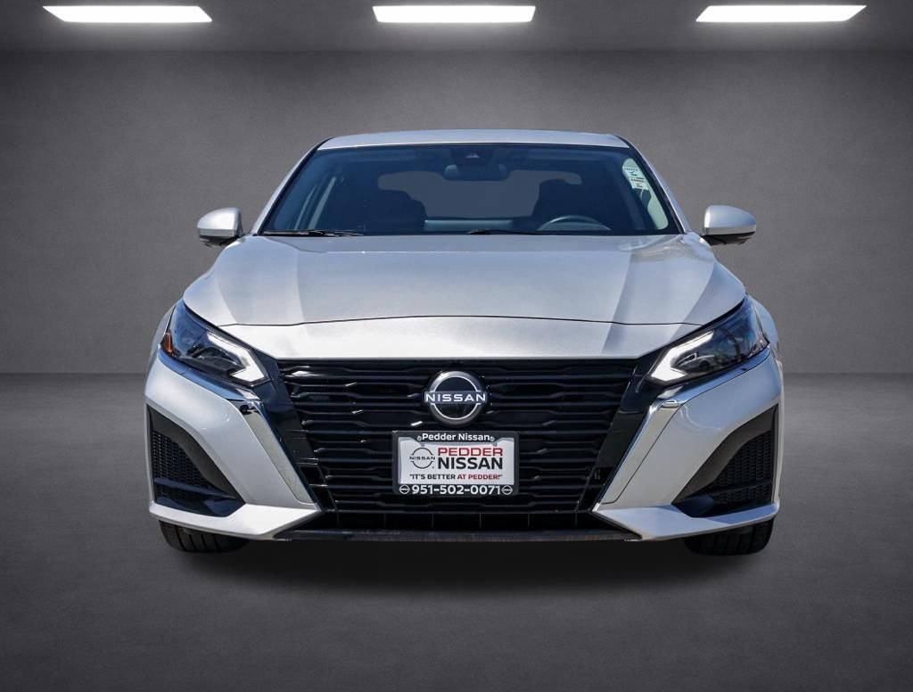 Used 2025 Silver Nissan 2.5 SL image 8