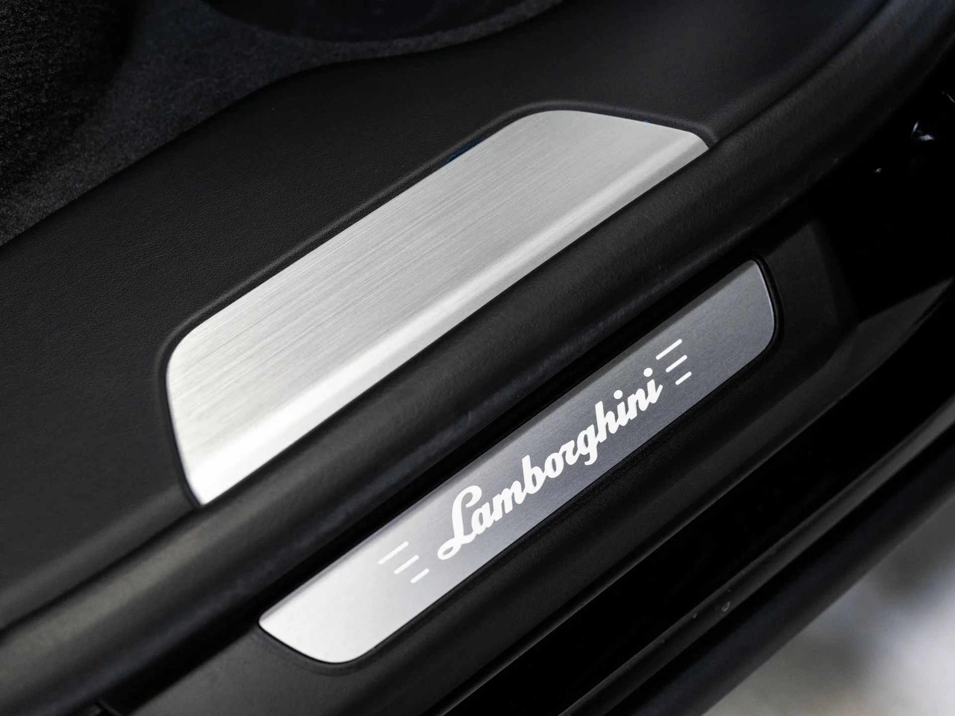 Used 2025 Nero Noctis Metallic Lamborghini SE image 73