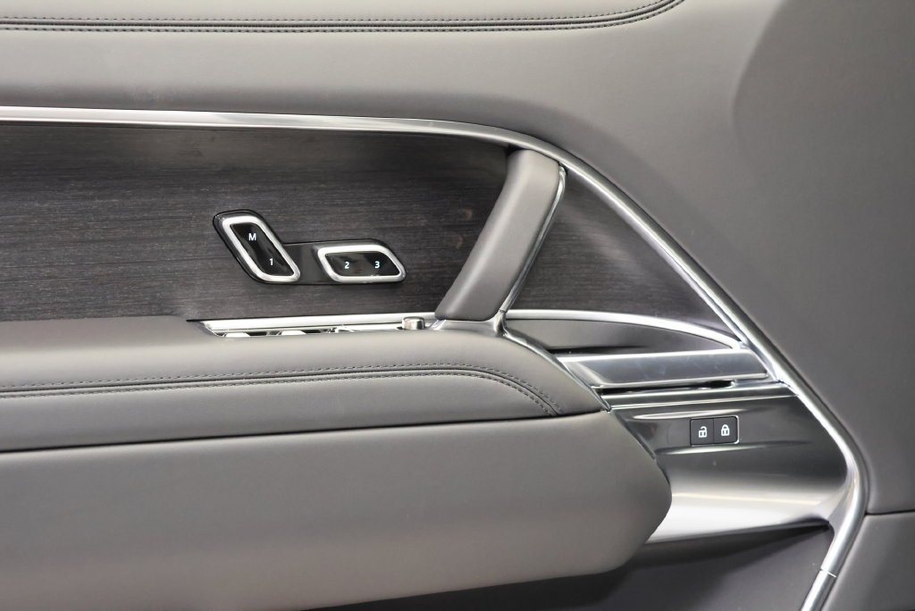 New 2027 Fuji White Land Rover SE image 26