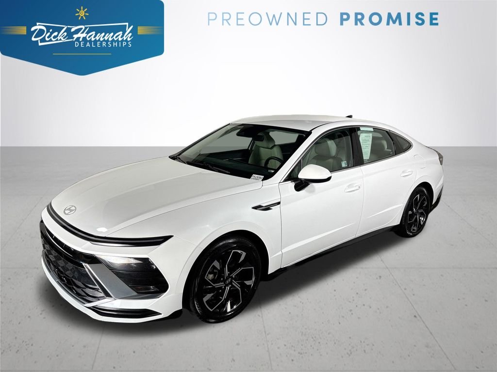 Used 2025 White Hyundai SEL image 1