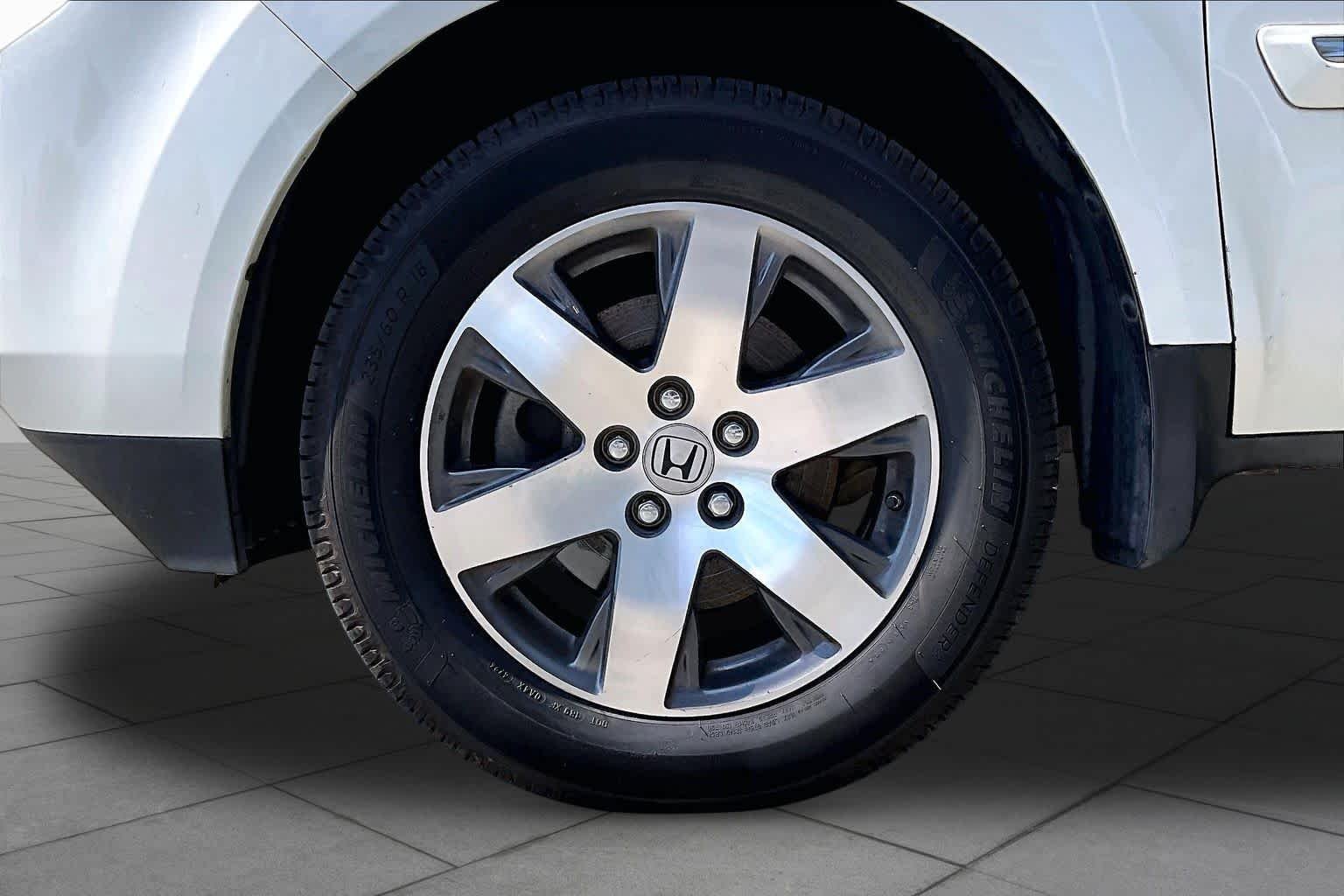 Used 2012 White Diamond Pearl Honda Touring image 10