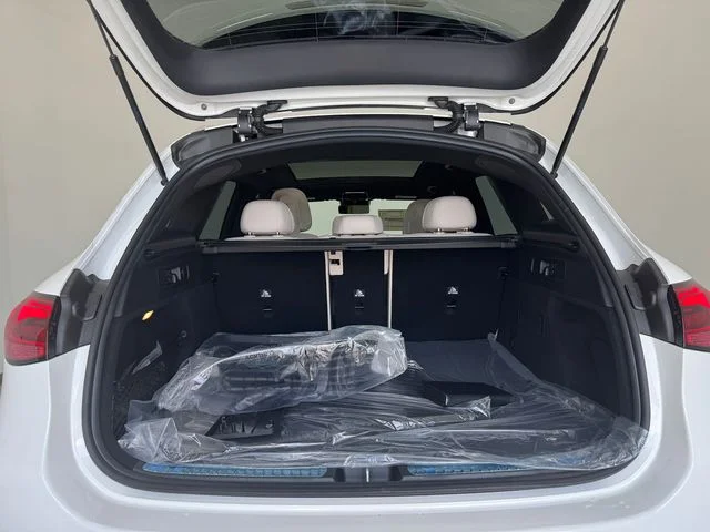 New 2027 White Mercedes-Benz GLC 300 image 8