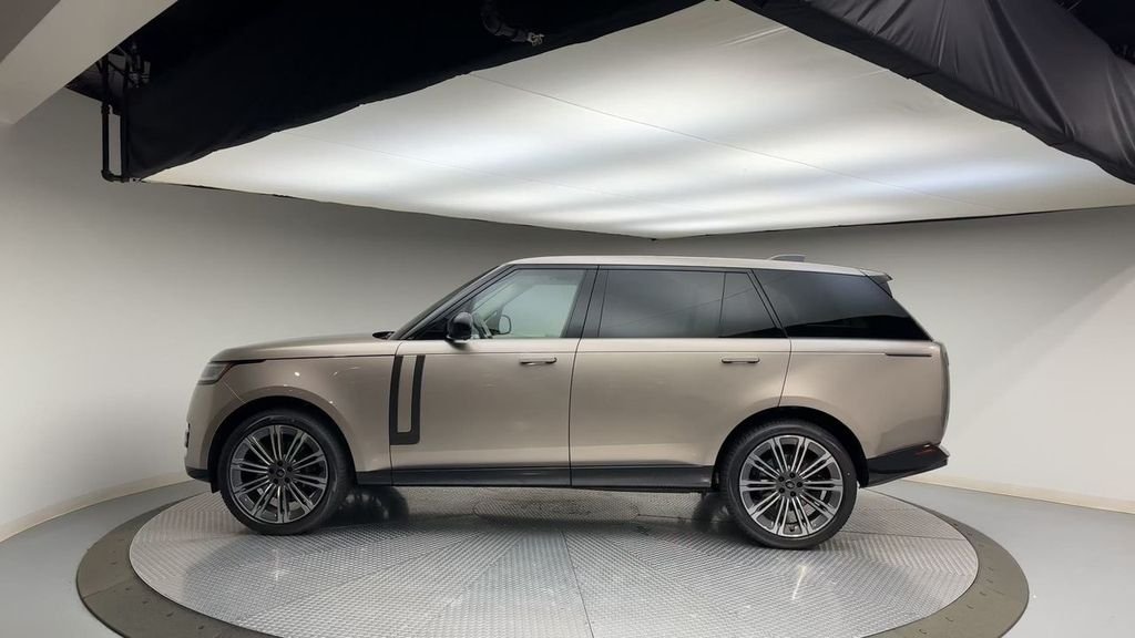 Used 2024  Land Rover SE image 5