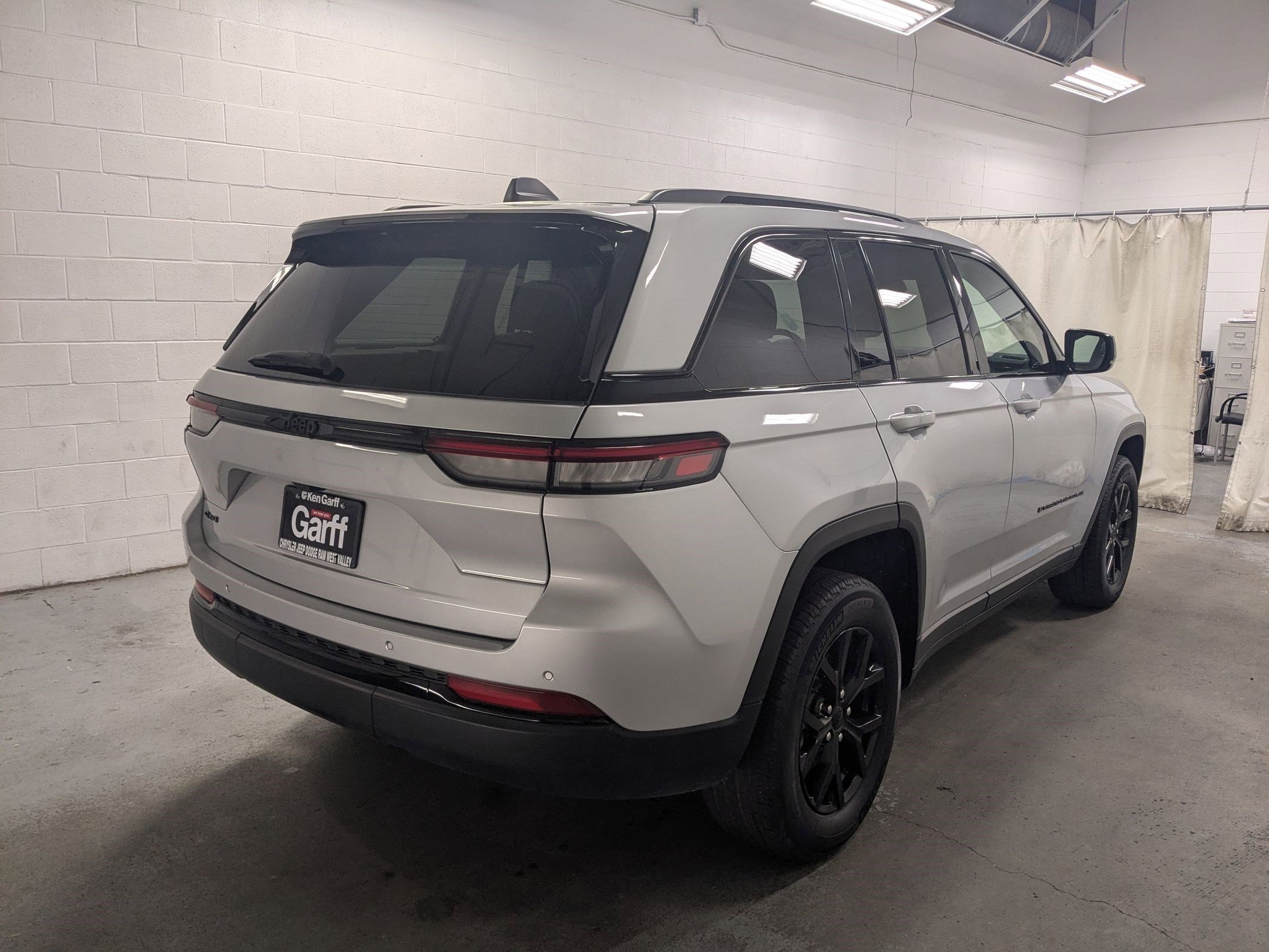 Certified Used 2024 Silver Zynith Jeep Altitude image 4