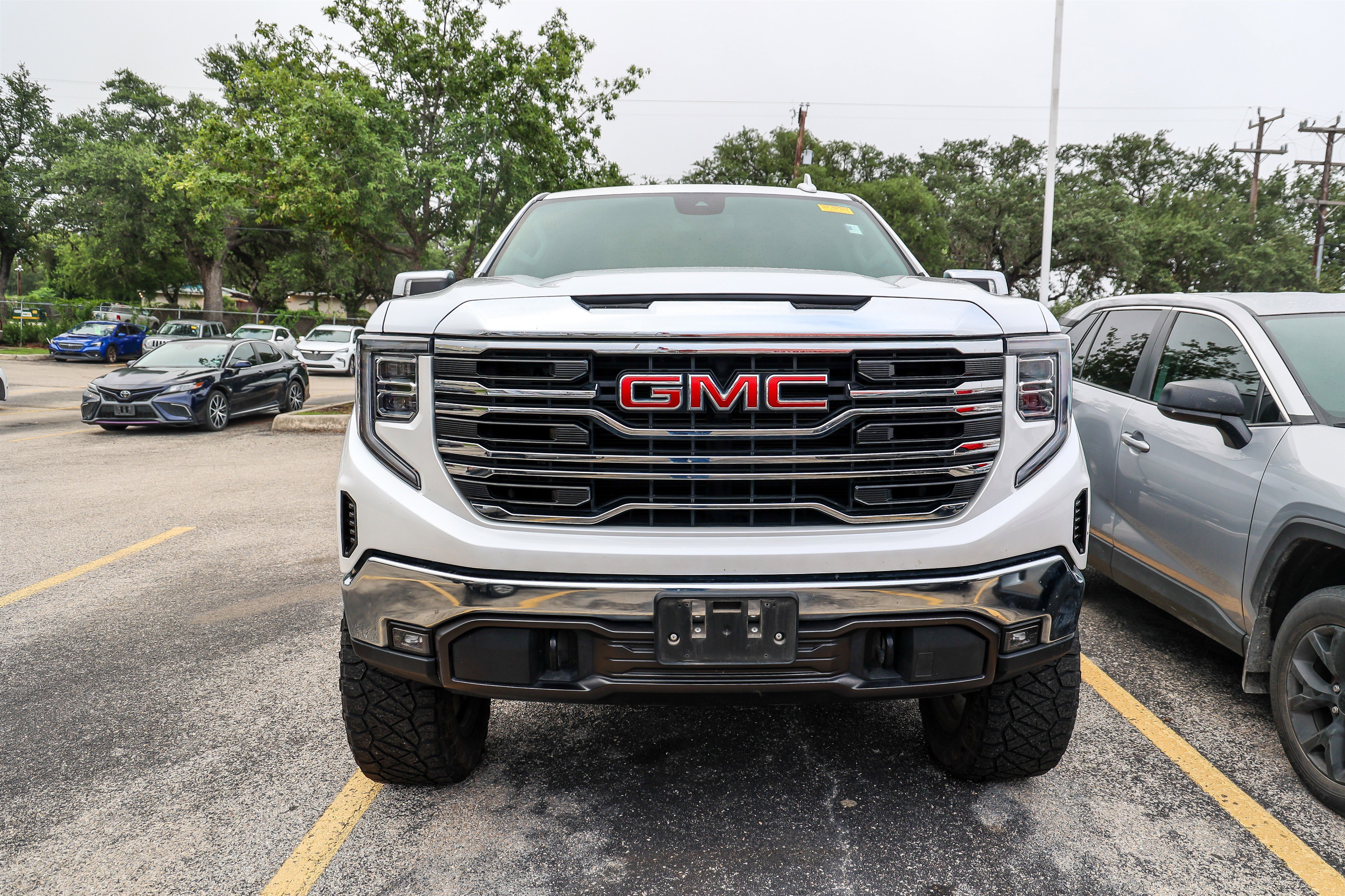 Used 2024 White Frost Tricoat GMC SLT image 2