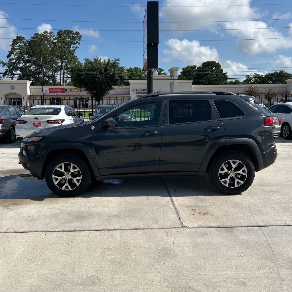 Used 2016 Gray Jeep Trailhawk image 2