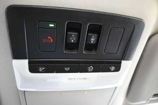 Used 2025 White Nissan Platinum image 36