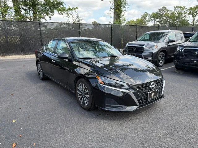 Used 2025 Super Black Clearcoat Nissan 2.5 SV image 3