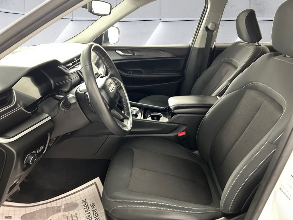 Used 2023 White Jeep Laredo image 7