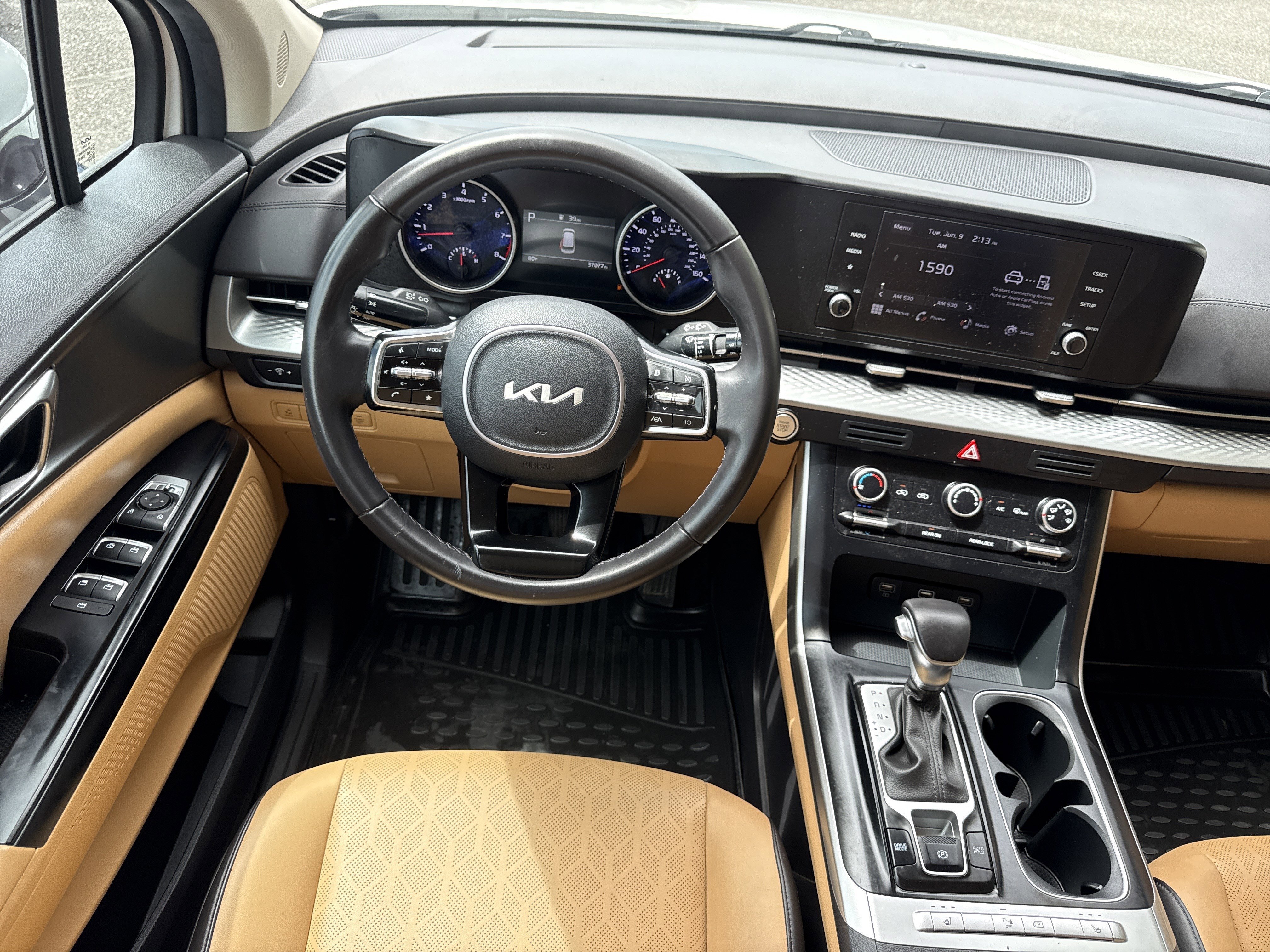 Used 2024 Snow White Pearl Kia LX image 22