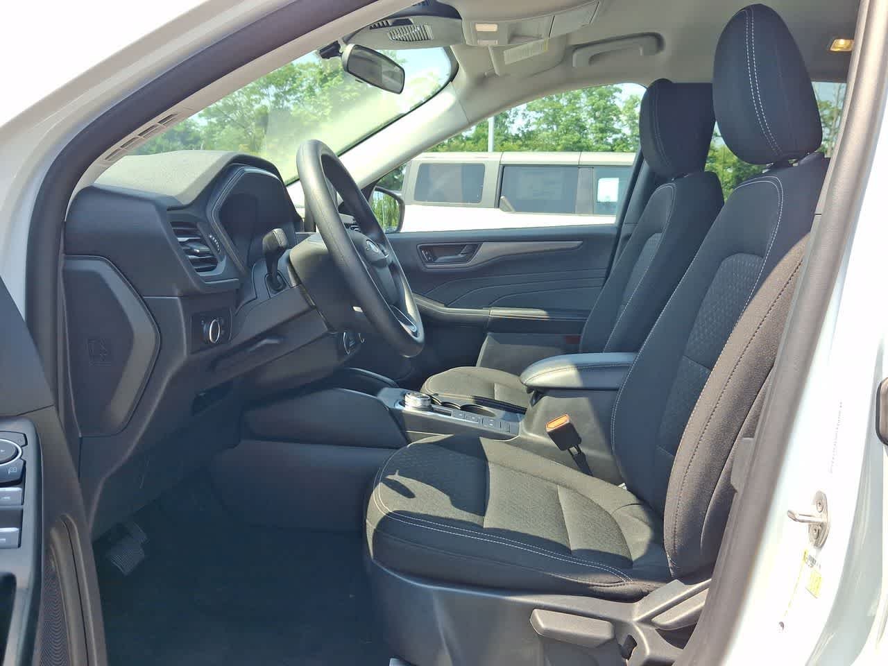 Used 2025 Oxford White Clearcoat Ford Active image 17