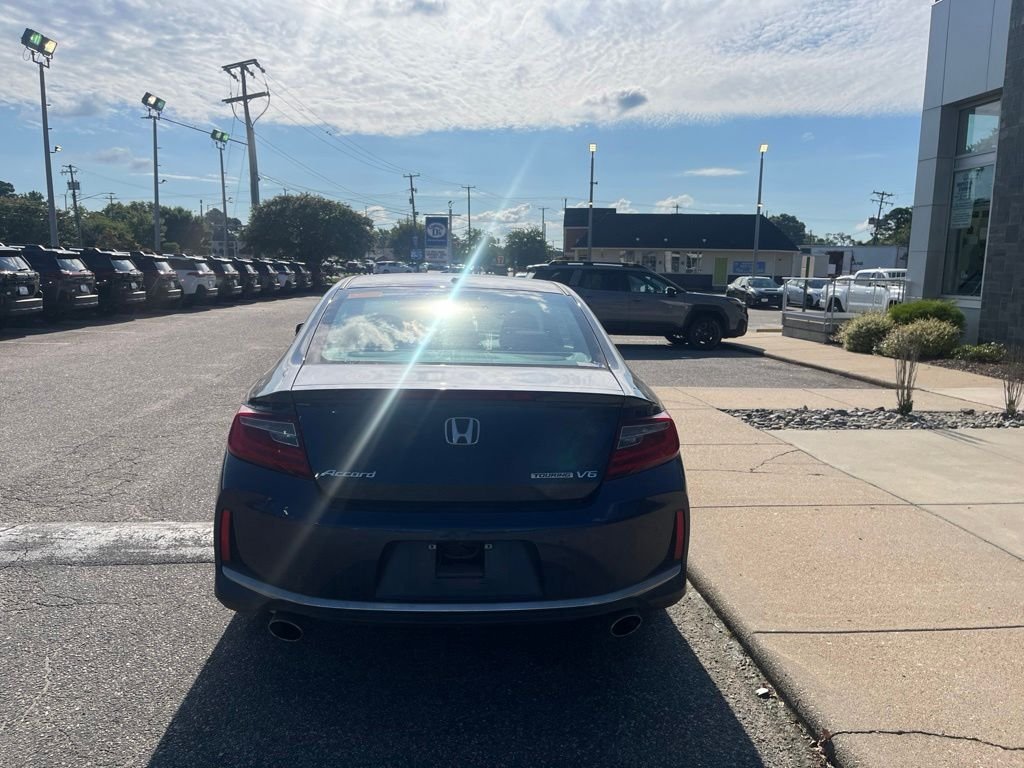 Used 2016  Honda Touring image 5