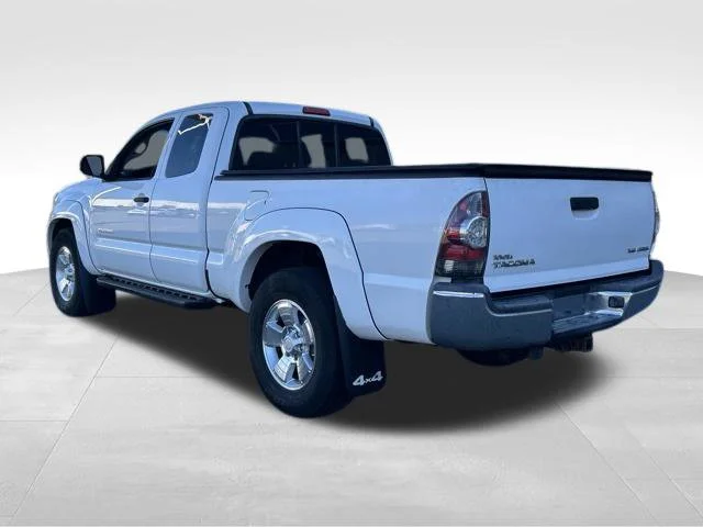 Used 2013 White Toyota Base image 3