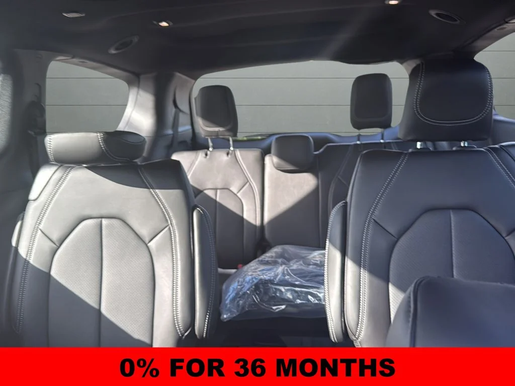 New 2026 Diamond Black Crystal Pearl-Coat Exterior Paint Chrysler Select image 26
