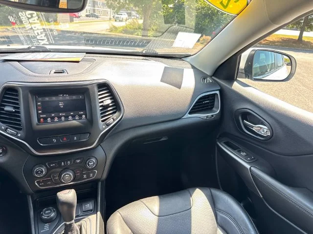 Used 2021 White Jeep Latitude Lux image 19