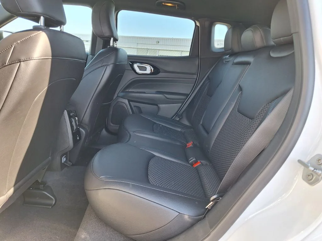 New 2026 Bright White Clearcoat Jeep Latitude image 10