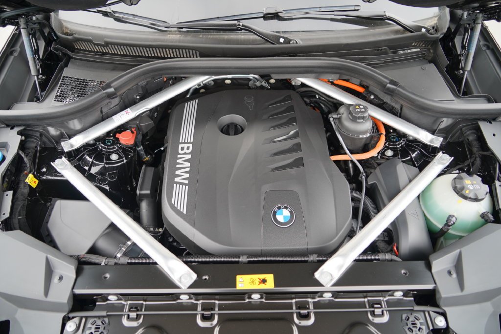 New 2026 Black Sapphire Metallic BMW xDrive50e image 32