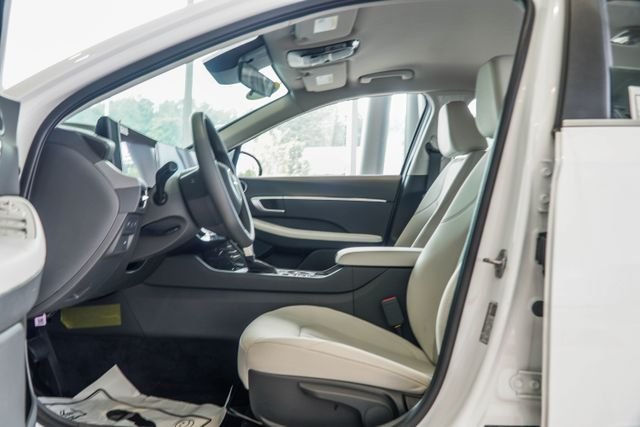 Certified Used 2025 White Hyundai SE image 36