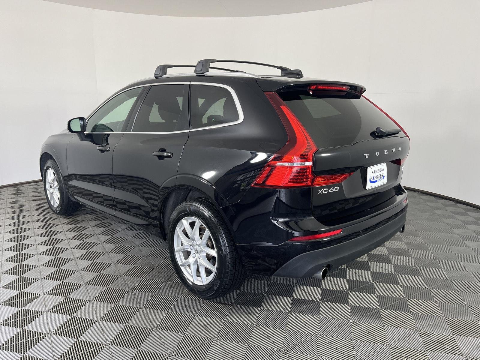 Used 2020 Onyx Black Metallic Volvo Momentum image 30