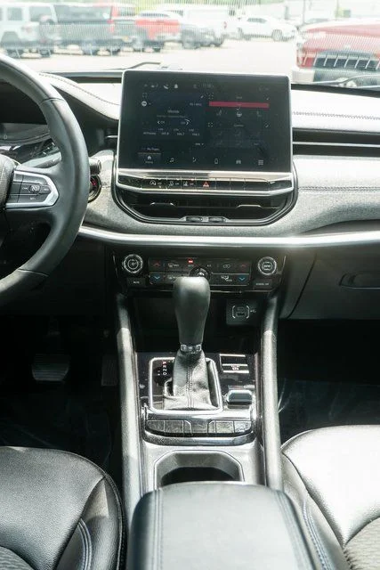 Used 2023 Silver Jeep Latitude image 16