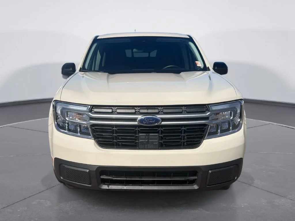 Used 2024  Ford Lariat image 2