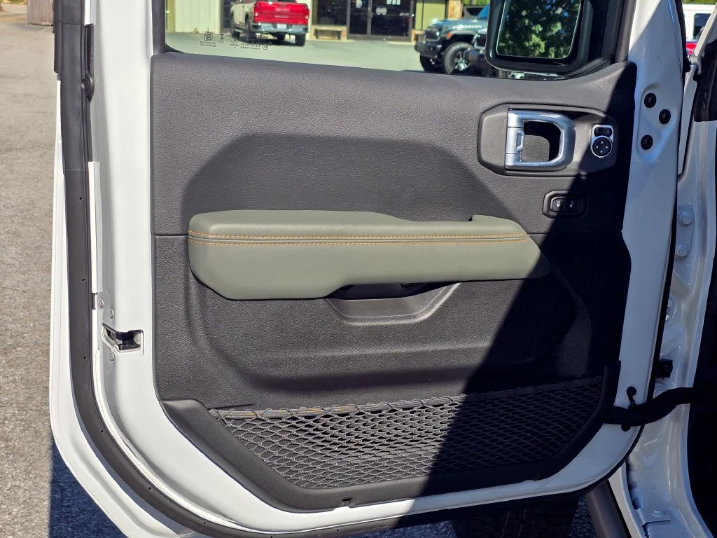New 2026 White/off-white Jeep Mojave X image 35