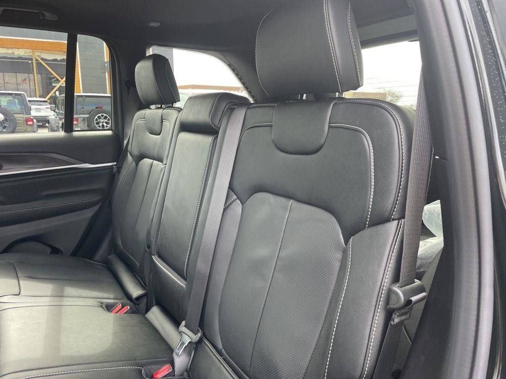 New 2026 Diamond Black Crystal Pearl-Coat Exterior Paint Jeep Limited Reserve image 31