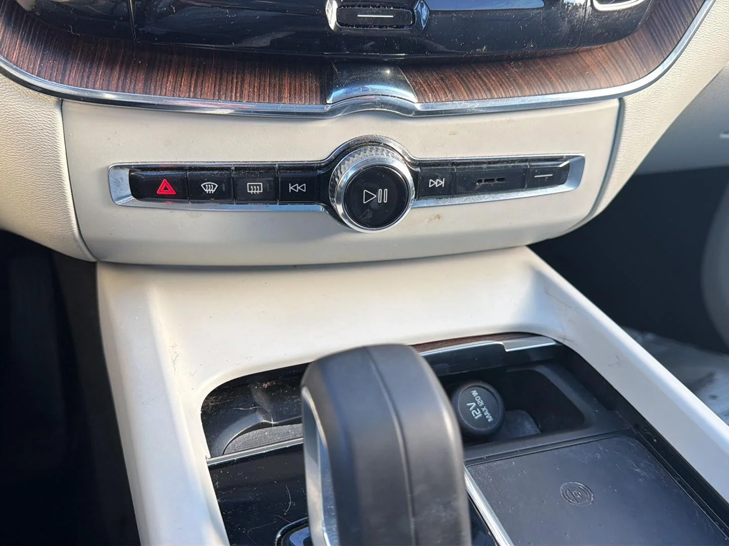 Used 2022  Volvo Momentum image 19