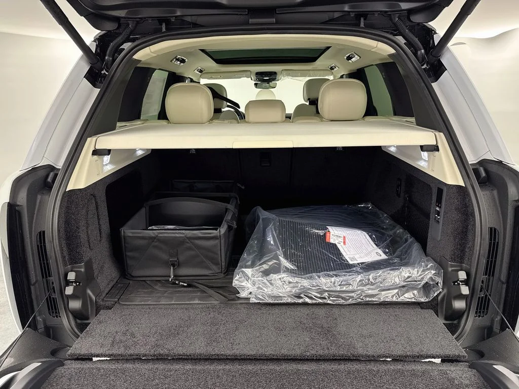 New 2027 Fuji White Land Rover SE image 28