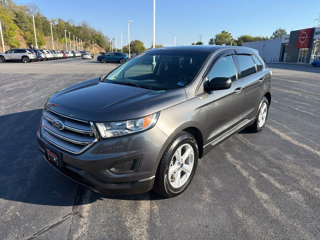 Used 2018 Magnetic Metallic Ford SE image 3
