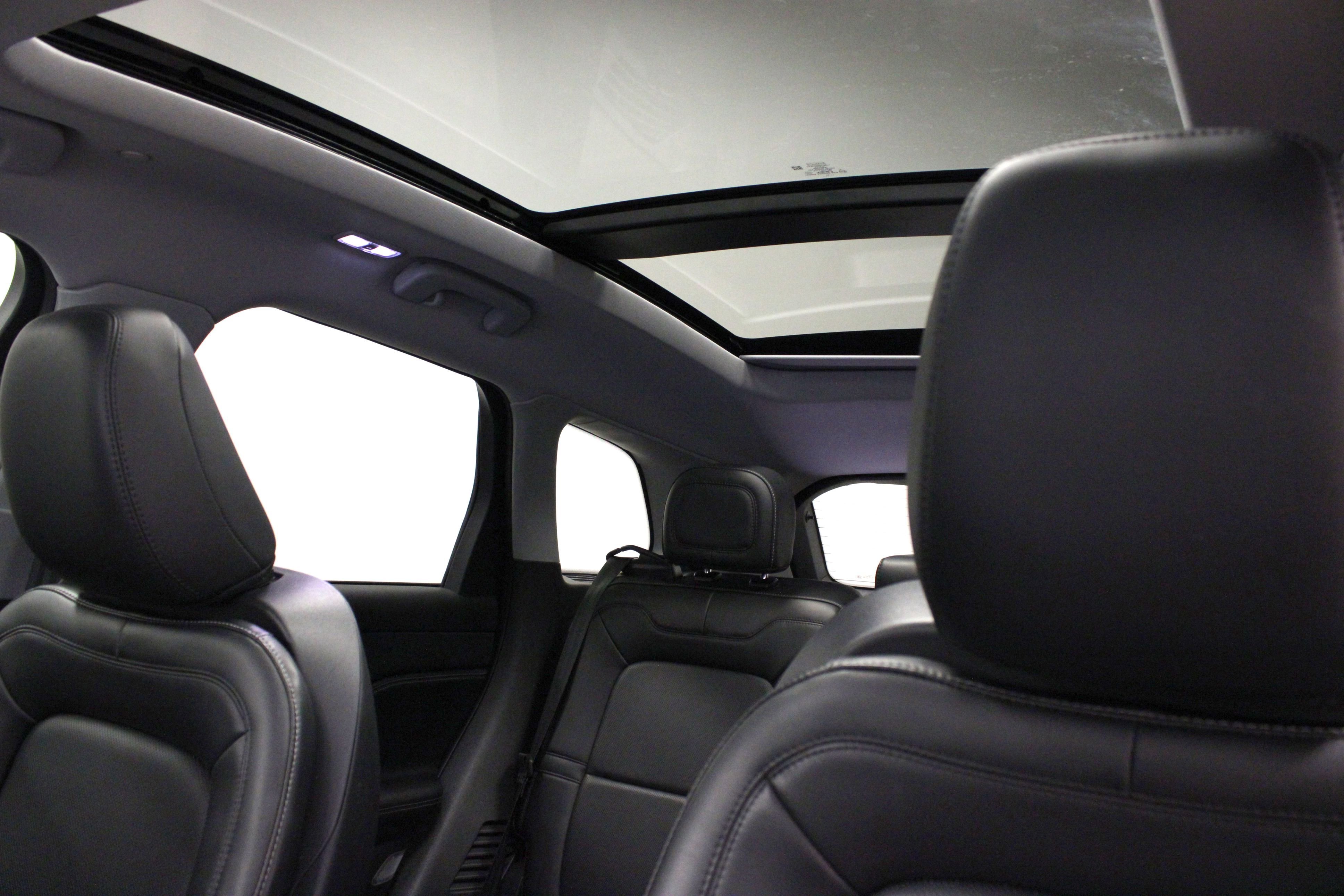 Used 2022 Silver Radiance Metallic Clearcoat Lincoln Grand Touring image 10